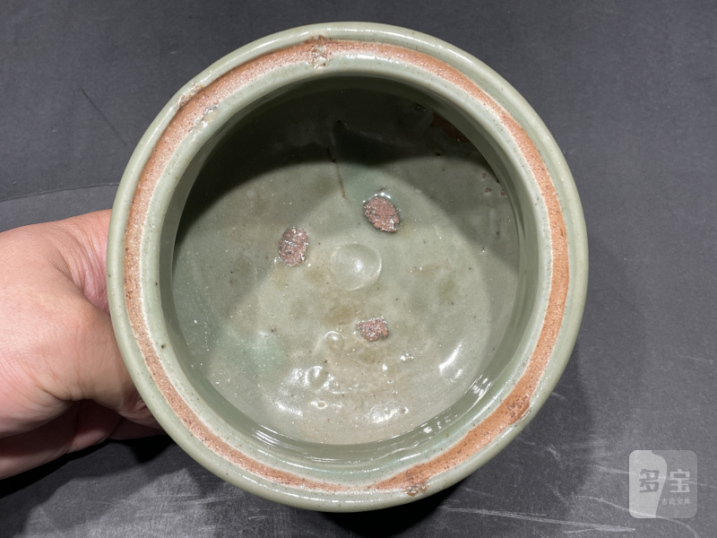 元 龙泉窑暗刻缠枝莲纹三足甬式炉 - 图6